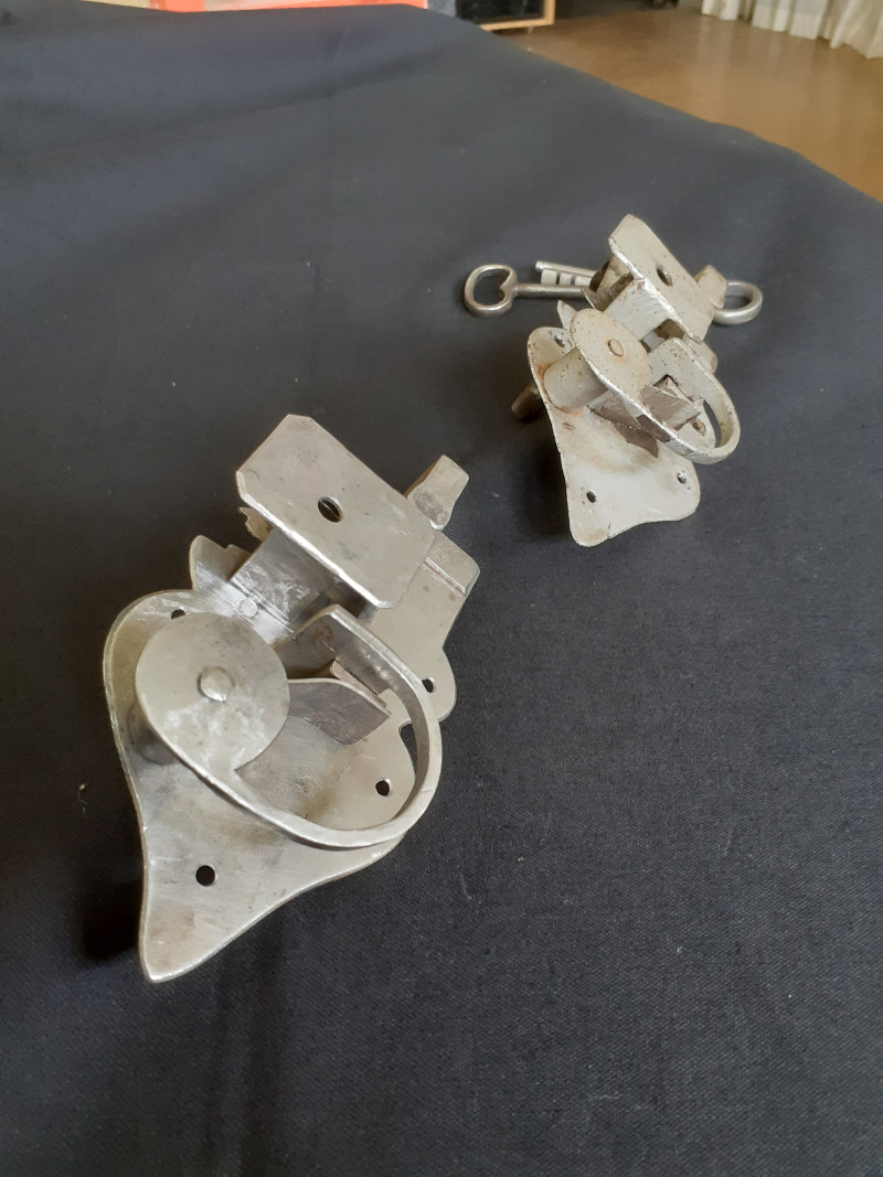 Kopie und Original eines offenen Schrankschlosses